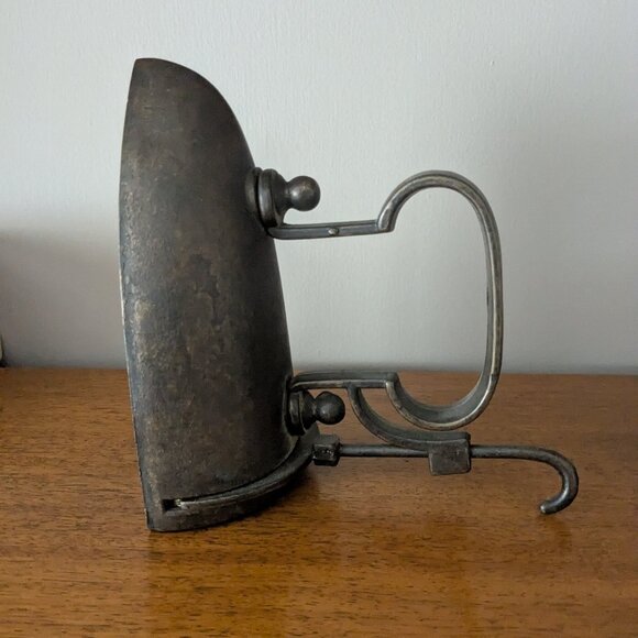 Vintage Mrs Potts Style Sad Iron with Detachable Handle - Vintage Rustic Decor - Picture 2 of 5
